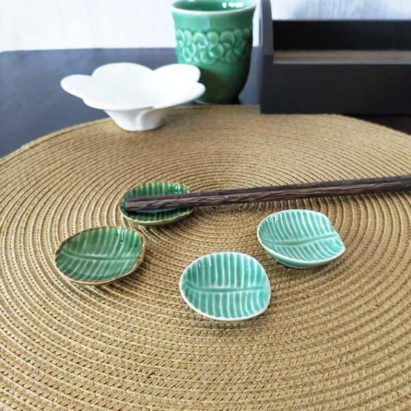 美品 |皿や鉢など和食器 瀬戸焼 箸置〈5個〉 緑彩赤絵 シリーズ以外・その他 おもてなし 和食器 アンティーク 24個 土物 緑釉 セット 箸置き 陶器 カトラリー(スプーン等)