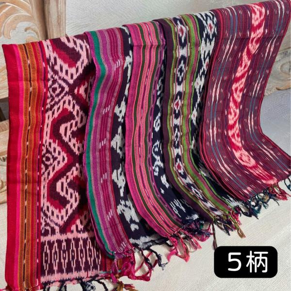 イカットとは、インドネシアの伝統的な糸染織物のこと。壁掛け、テーブルランナーなど、多様な用途に。１枚あるだけでお部屋の模様替えを楽しめます♪ サイズ　：長さ約196cm×約幅27cm（フリンジ含まず）【仕上がりについて】職人による手作業ため...