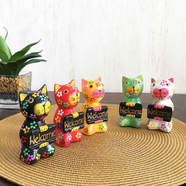 ウェルカムボードを持った可愛いバリネコ カラフル 5色 花柄 猫の置き物 オブジェ 座りバリネコ ウェルカム 猫 インテリア 置物 癒し おしゃれ 猫雑貨
