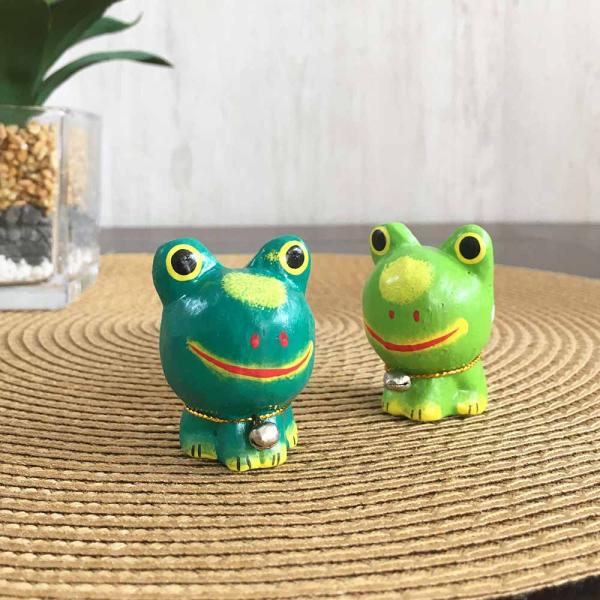木製 ミニチュア オブジェ バリカエル 置物 2色 緑 グリーン かわいい カエルの置き物 オブジェ 木彫り かえる 蛙 インテリア ウッドオブジェ アジアン雑貨