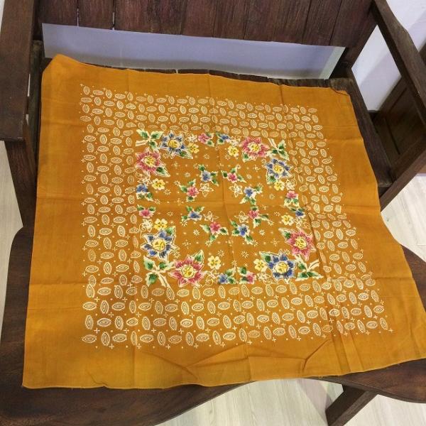 現地より、セレクトしてきました！ろうけつ染めといってロウを溶かして綿又はレーヨンに絵を描いて染め上げるものですまるで絵画のような美しさ。お気に入りの一枚を見つけるのもまたバティックの楽しみでもあります。※多少のサイズのズレや模様の崩れなどあ...