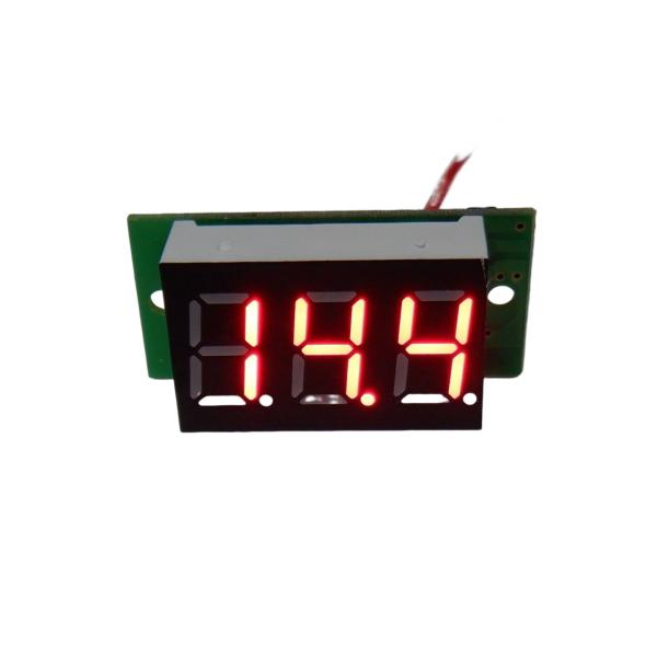 測定範囲はDC4V-DC30V。リード線の長さは19センチ。表示は赤色になります。表示部サイズ23mm(W)×15mm(H)×11mm(D)　※接続は赤線にプラス線を、黒線にマイナス線を接続するだけです。※ロットにより取付穴部が異なる場合が...