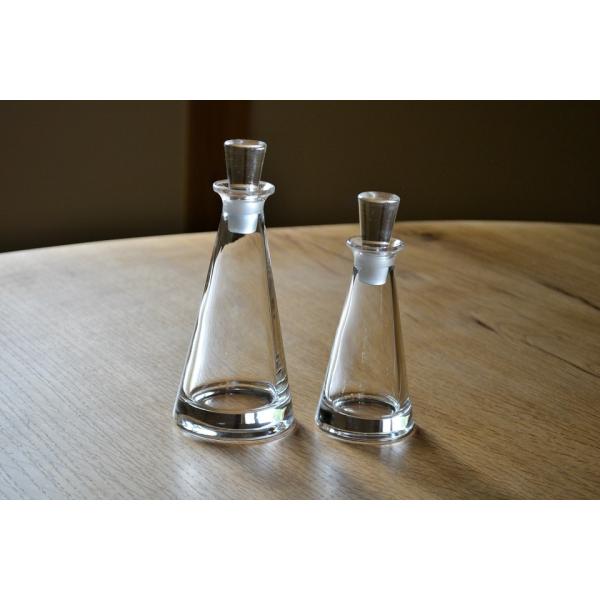 東京の老舗ガラスメーカー・廣田硝子の「ドレッシングボトル (小)」です。 透明感あふれるガラスは、みずみずしくゆらぎ、どこか幻想的な雰囲気。手作りのドレッシングやハーブオイル、ハーブビネガーなどに大活躍。取っ手のない三角形タイプは、シンプル...