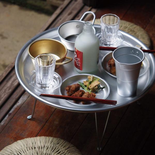 韓国では一般的なアルミ製のちゃぶ台。足を折り畳めばお盆としても使用できます。軽量で持ち運びにも便利なのでキャンプやバーベキューなど、アウトドアでの活躍も期待できます。サイズ 天板 約 Φ430mm（厚さ 約 20mm）× 約 高さ 180m...