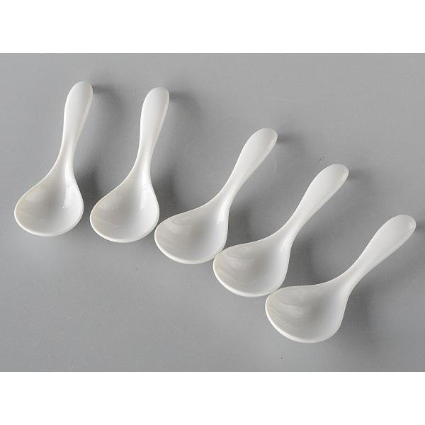 長さ14.6cm 幅4.9cm陶磁器国産電子レンジ・食洗機OKころんとした形がかわいい真っ白な磁器製のスプーンです。持ち手は丼の縁に引っ掛けられるようになっていますのでスープの中に沈むことがありません。ラーメン、スープ、デザートにとマルチに...