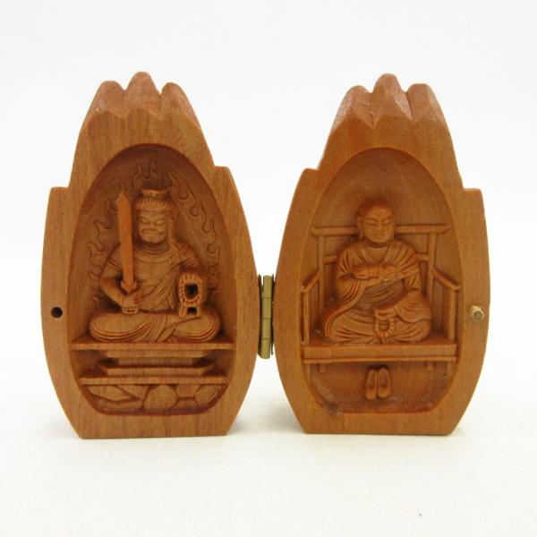 【工場直販のため低価格にて提供】【高さ8cm、最大直径5cm】※右部分に大きなヒビあり合掌仏片方に仏、もう片方に我が身を供うる仏を合掌の手中に彫ったもの。株式会社栗田こだわり仏像専門店(旧：栗田貿易株式会社)