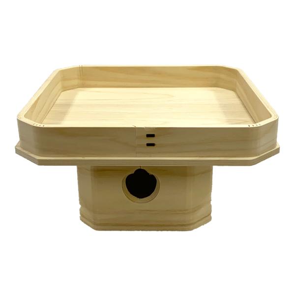 三方（三宝）とは、神饌物をのせる為に使う台。折敷（おしき）と呼ばれるお盆の下に胴（台）がついた形をしており、その胴に三方向の穴があいていることから三方・三宝（さんぼう/さんぽう）と呼ばれる。胴の穴は、宝珠の形をしている。※こちらの商品は一つ...