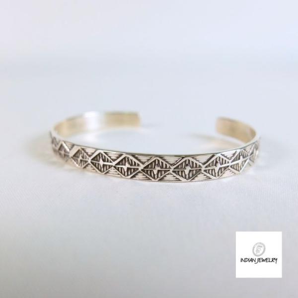 インディアンジュエリー バングル ナバホ族 HENRY MARIANO ヘンリー・マリアーノ スタンプワーク シルバー ブレスレット STERLING SILVER