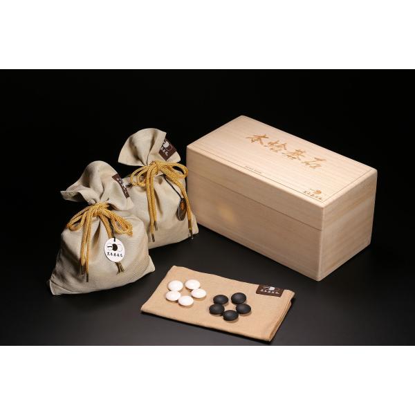 一般的に「打ちやすい」と言われている碁石の厚みは「30〜36号」ですので、32号(8.8mm)は適度の厚みとはまぐり碁石の手触りを存分に味わえる逸品です。『厳選』は、業界で最も厳しいと自負する選別基準をクリアした碁石だけが冠することのできる...