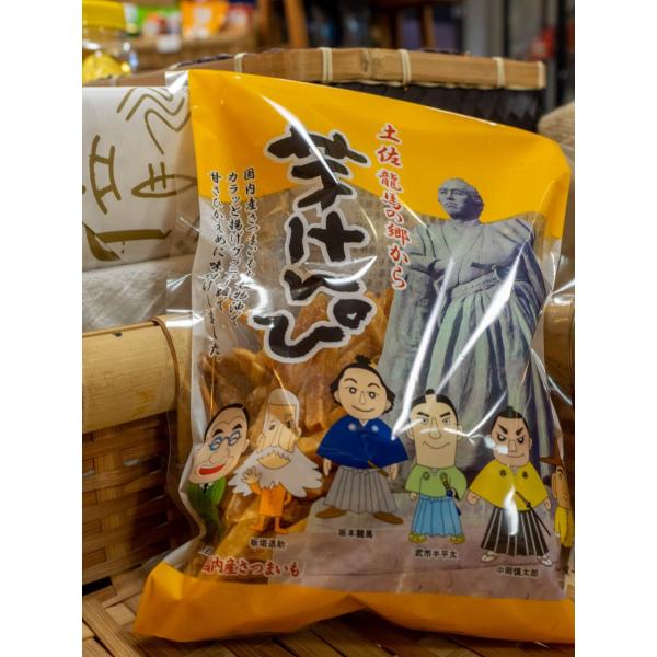 高知県のお土産として最も知られるのお菓子「芋けんぴ」。パッケージは高知県の偉人たちの可愛らしいキャラクターをあしらっています。お手頃サイズの305g。