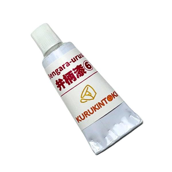 皮膚科の医師との共同研究によりできたかぶれにくい漆です！また通常の漆と比べ低温低湿度の環境条件で乾燥硬化が可能です。金継ぎや蒔絵などにお使いいただけます。漆チューブの開封・未開封にかかわらず高温を避け、冷暗所又は冷蔵庫など低温の環境で保管し...