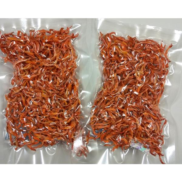 国産の人参を千切りにし乾燥させました。生の状態で400〜500g（2〜3本）分が一袋に入っています。 乾燥野菜、干し野菜、野菜スープ、味噌汁、とん汁、きんぴら、煮物、炒め物、揚げ物、野菜、皮ごと、丸ごと、千切り、細切り、カット野菜、ニンジン...