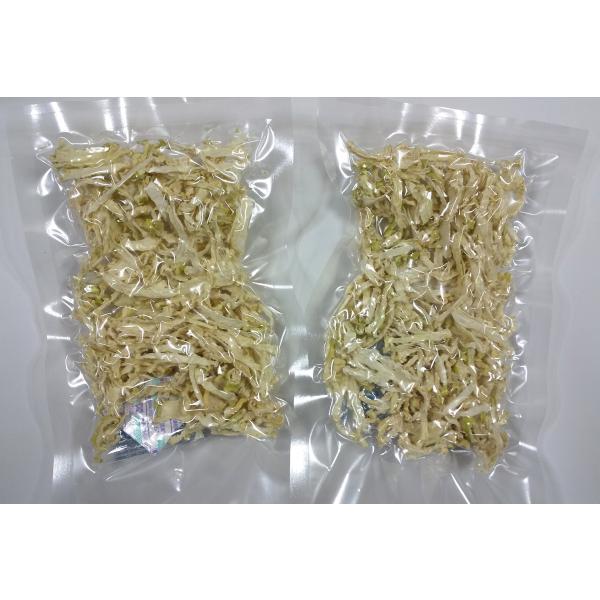 国産の大根を千切りにし乾燥させました。生の状態で500〜700g（1/2〜2/3本）分が一袋に入っています。乾燥野菜、干し野菜、野菜スープ、味噌汁、とん汁、野菜、皮ごと、丸ごと、千切り、細切り、カット野菜、切干、切り干し大根、煮物、酢の物、...