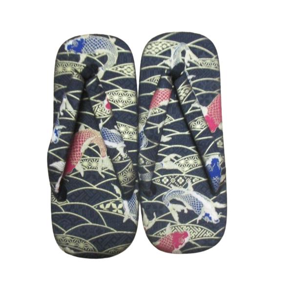 登録商標：信貴（奈良県の造り酒屋や信貴山から由来する　しぎ）国内で一足一足つくられる雪駄は、 地場で栄えた伝統と現代的感覚をもつ逸品です。天板・鼻緒が鯉柄ですMサイズ（8寸3分）スニーカーや靴のサイズで24.5,25.0,25.5cmに相当...