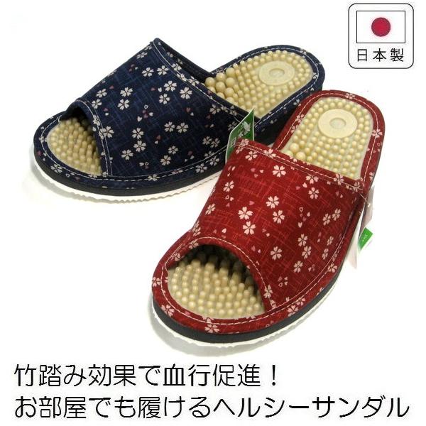 室内外、どちらでも履ける健康サンダルです。場所を選ばないシンプルデザイン。部位により大きさの違う突起が足裏を心地よく刺激し、足裏の血行促進に役立ちます。軽くて柔らかなＥＶＡ底なので、床を傷つけにくいです。国産なので品質も安心。ご自宅でスリッ...