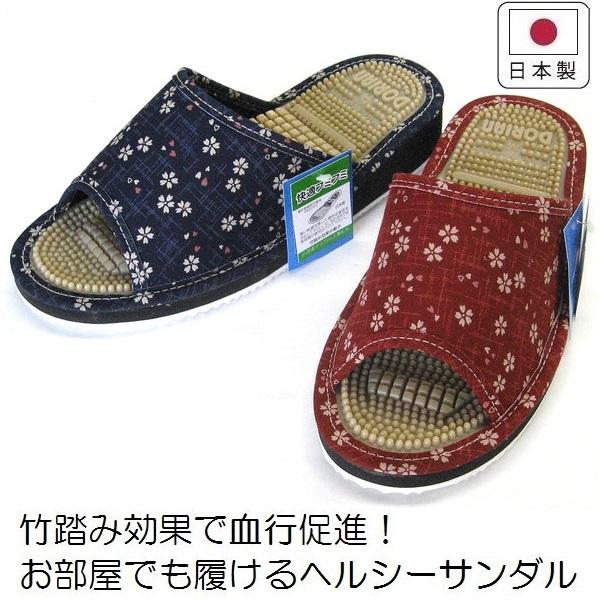 室内外、どちらでも履ける健康サンダルです。場所を選ばないシンプルデザイン。土踏まず部の盛り上がりにより、歩くたびに青竹踏みの様な効果を得られ、足裏の血行促進に役立ちます。軽くて柔らかなＥＶＡ底なので、床を傷つけにくいです。国産なので品質も安...