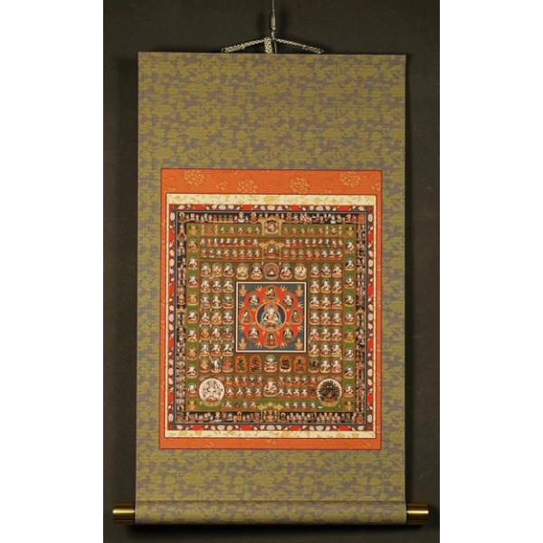 『胎蔵界曼荼羅 模表装仕立て 仏画掛け軸（模軸）』・作品全体：長さ56cm、幅（軸先）36cm　絵像部分：縦26.9cm×横23.8cm　本紙表装：新絹本、軸先：合成樹脂・絵像部分と表装部分を一体式にて刷り上げた模表装仕立てとなります。新品...