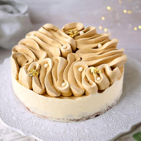 誕生日 バースデイケーキ に。誕生日や季節のギフト に。韓国発のダルゴナ珈琲をイメージしたアイスケーキ。ダルゴナ珈琲をイメージしたアイスケーキ。珈琲好きな御方にも満足いただける苦味と豊かな珈琲の香りと、珈琲チョコレートクランチの食感がクセに...