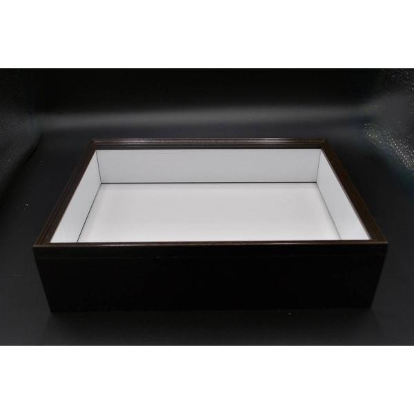 標本を食べる害虫やカビなどの原因となる湿気を防ぐためフタの枠が凹凸になっており、高い機密性を保ち大切な標本を末永く保管できます。複数の昆虫をずらりと並べて飾れば、見ごたえのある標本箱になるでしょう。大切にしていた昆虫を、シーラ箱の最大の特徴...