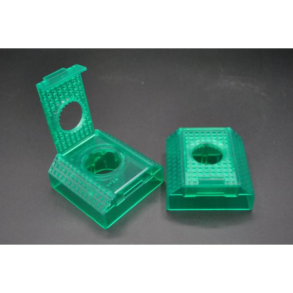 昆虫用ゼリーをセットして、そのままフタを閉じると簡単に丸く切り抜けます。虫がつかまりやすい設計なので、そのまま餌台としても使用できます。