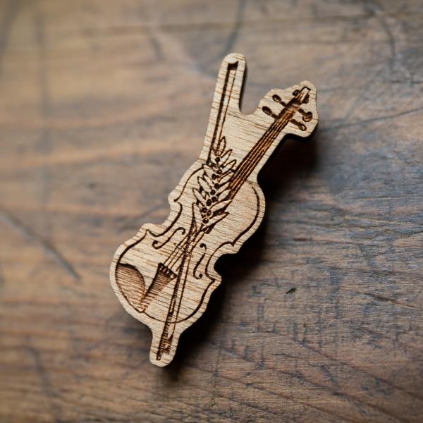 【木ｔｃｈ】クルミの木・ブローチ　violin（ヴァイオリンを奏で祈る）