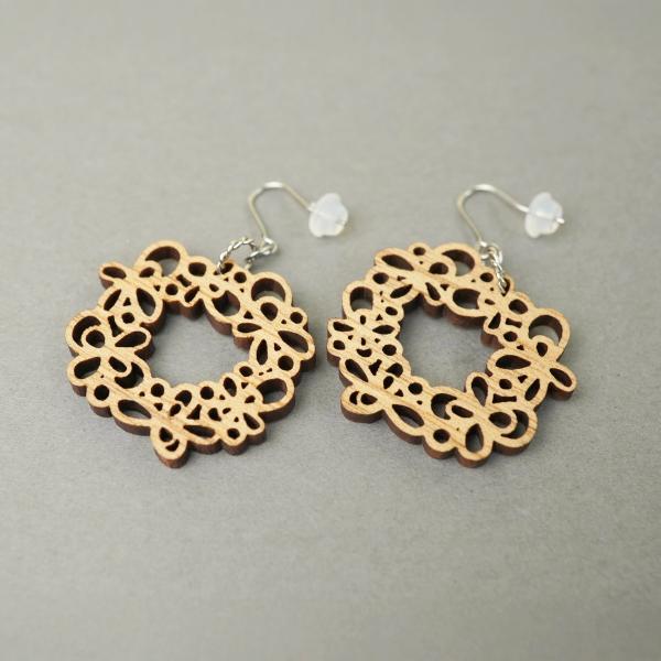 【木ｔｃｈ】クルミの木・ピアス（ハング）花冠