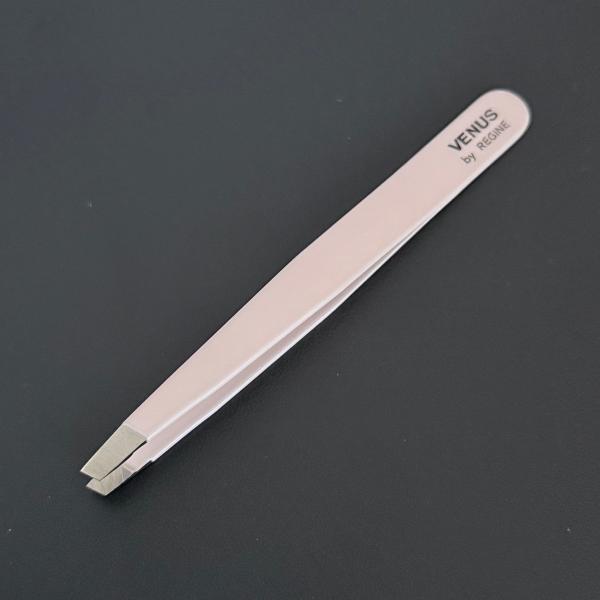 ●短い毛も根元から簡単にスルリ！先端が斜めにカットされているため、短い毛も確実にキャッチ。 指になじんで持ちやすく、力が要りません。スイスで時計の部品などの精密機器の開発に携わっているレジン社が、美容・コスメ用として開発した毛抜き。１）先端...