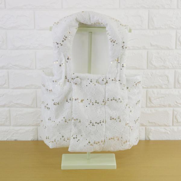 被布に付いているキラキラですが、加工上取れやすくなっております。飾り台付きの商品になります。【カラー】ホワイト/白【サイズ】被布　身丈：約40cm　身幅：約37cm飾り台　高さ：約46cm【材質】ポリエステル100％【ご注意ください】本商品...