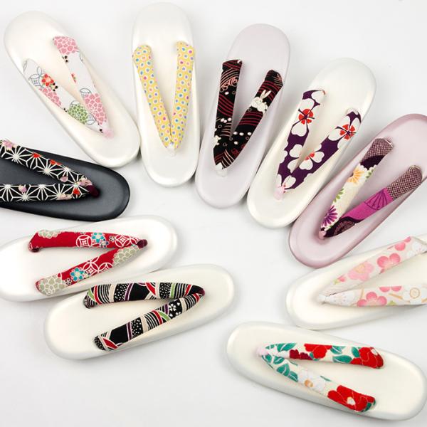 足にやさしい履き心地の、女性用R芯友禅草履です。足裏に沿ってゆるやかにカーブした台を使用していますので、足に優しくフィットし疲れにくく、快適な履き心地です。 鼻緒の太さもほど良く、痛くなりにくいので甲高・幅広さんや初心者さんも安心してお履き...