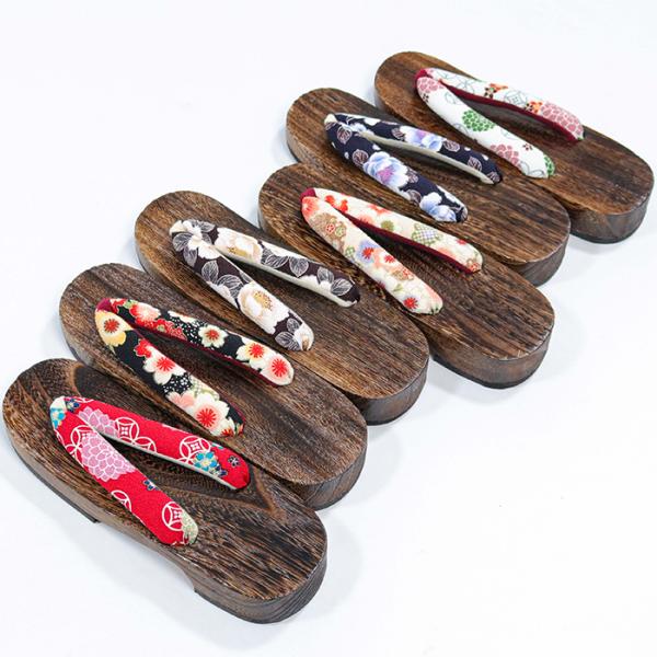 女性用の下駄です。鼻緒は日本製のちりめん和柄生地を使用。大正ロマン風のキュートな柄が魅力です。ふんわり太めの鼻緒だから、履き心地が良く、痛くなりにくいのがうれしい。浴衣でのお出かけに、普段使いに。ぜひどうぞ！