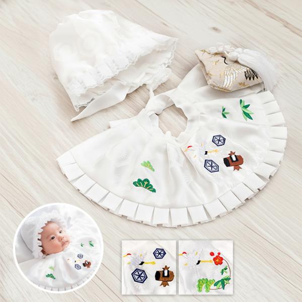 《フード3点セット》 お宮参りに。帽子、よだれかけ、お守り袋の３点セットです。 なめらかで手触りの良い地紋入りの生地にフリルがあしらわれており、 よだれかけはおめでたい柄の刺繍入りです。 帽子・よだれかけ、お守り袋共に紐でサイズ調節が可能で...