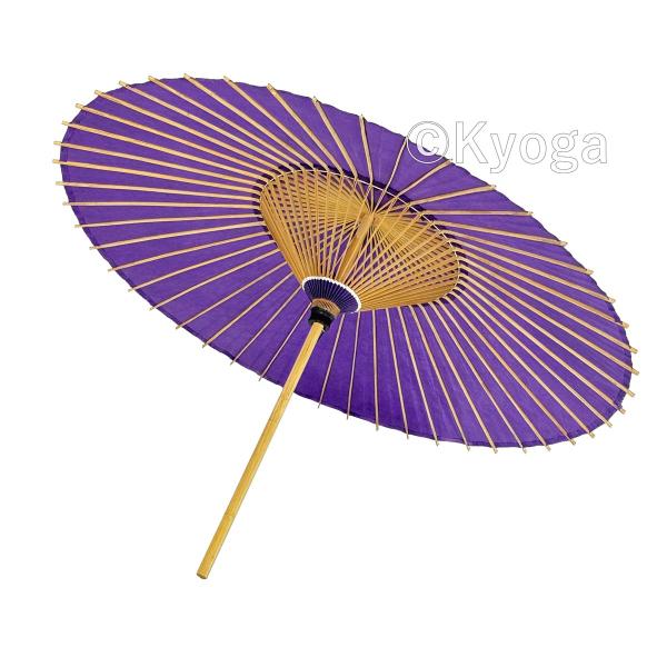 番傘とは、太い竹の骨に和紙を張り、その上に油を引いた実用的な雨傘のことです。番傘は高級旅館の貸し傘や和服のおともに利用されています。蛇の目傘と比べ、骨が太く重量があり丈夫でがっしりとした印象から、主に男性の方に愛用されております。別注品とし...