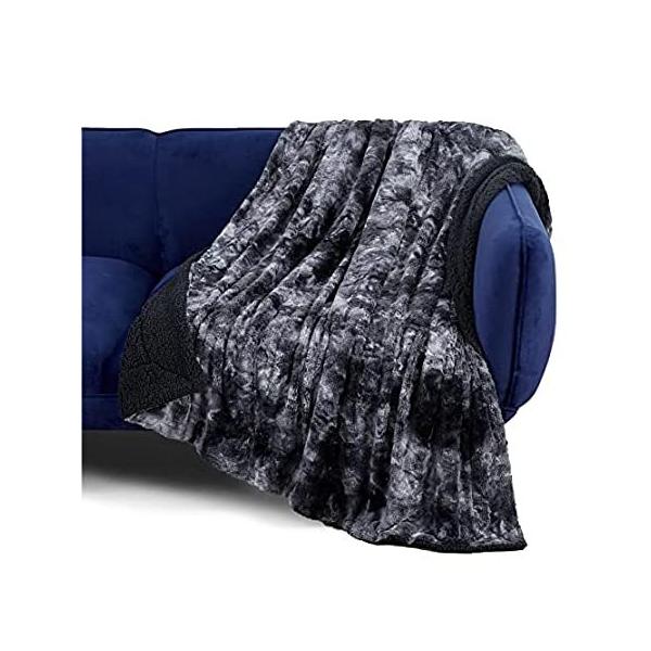Bedsure Faux Fur Throw Blanket for Couch - Black Fuzzy Plush Fluffy Soft Sh ���s�A���i