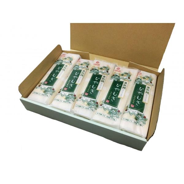 麺生地をしっかりと練り上げ、ゆっくりと熟成をとりながら、丁寧に作り上げた麺です。透明感ある光沢と滑らかなのど越しの麺に仕上げました。1.多加水・真空練り込み・・・多くの水を練り込む多加水仕込みにより、弾力感の強い、コシのある麺を実現しました...