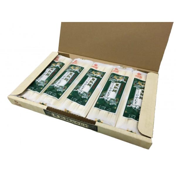 麺生地をしっかりと練り上げ、ゆっくりと熟成をとりながら、丁寧に作り上げた麺です。透明感ある光沢と滑らかなのど越しの麺に仕上げました。1.多加水・真空練り込み・・・多くの水を練り込む多加水仕込みにより、弾力感の強い、コシのある麺を実現しました...