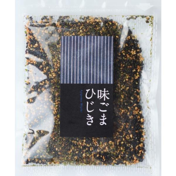 国産のひじきがコーティングされたごまのふりかけです。ごまの香ばしさにひじきの磯の香り、青のりと赤しその風味も加わり、絶妙なおいしさです！野菜の和え物にもおすすめの商品です。