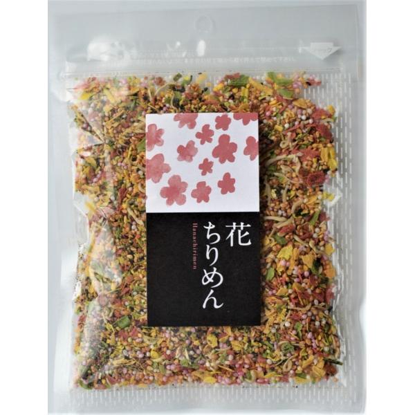 花のように彩りが綺麗なふりかけです。野菜のフレークやちりめんのサクサクした食感が食欲をそそります。お弁当やおにぎりにかけてランチタイムを華やかに！食卓を彩る美味しいふりかけです。