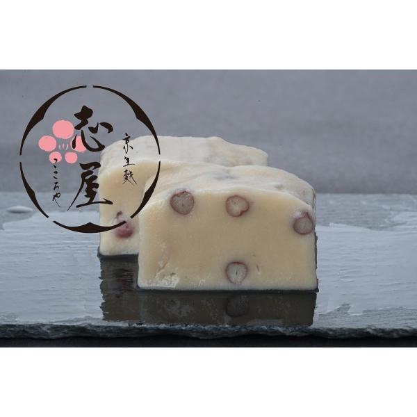 厳選した原材料を使用し、北海道産の「小豆」を練り込んだ商品です。食紅（食用色素）を入れ、色鮮やかに仕上げた「相良麩（紅）」もございます。おめでたい席等で、ご一緒に「紅白生麩」としてもお使い頂けます。【商品詳細】内容量：1本　サイズ：長―約２...