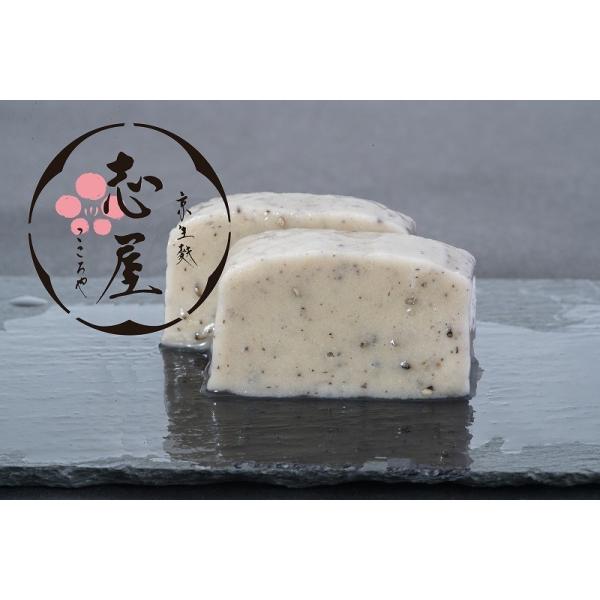 香ばしい黒炒りごまを練り込みごまの風味・味わいが広がる商品です。【商品詳細】内容量：1本　サイズ：長―約２０cm・幅―約４cm・高−約２cm・重−約２３０g原材料名：小麦グルテン・もち粉・黒ごま賞味期限：冷凍の状態 約１年　　　　　解凍後約...