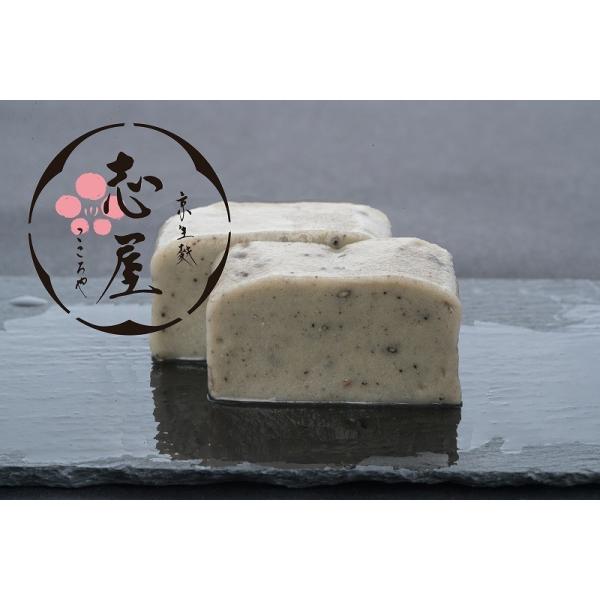 煎った「黒ごま」とさらに「黒ごまペースト」（当りごま）を練りこむ事により、定番の「ごま麩」よりも濃厚さが増した商品です。【商品詳細】内容量：1本　サイズ：長―約２０cm・幅―約４cm・高−約２cm・重−約２３０g原材料名：小麦グルテン・もち...