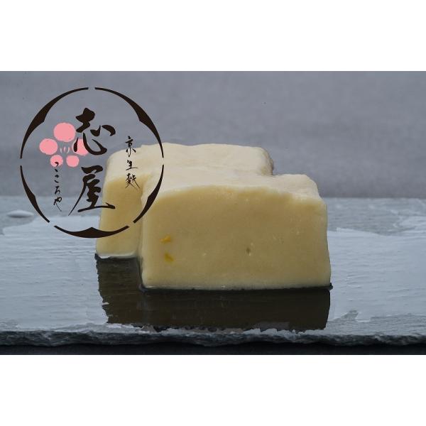 古代生麩は、他商品よりもさらに厳選したもち粉を使用し、より上質の「食感」「味」等を追求し、仕上げた生地です。こだわった上質の生地に「柚子皮」を練り込んだ弊社オリジナル商品です。【商品詳細】内容量：1本　サイズ：長―約２０cm・幅―約４cm・...