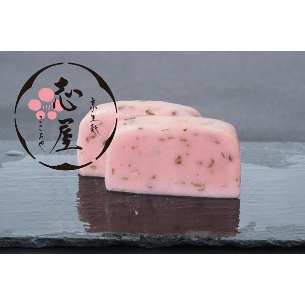 古代生麩は、他商品よりもさらに厳選したもち粉を使用し、より上質の「食感」「味」等を追求し、仕上げた生地です。こだわった上質の生地に天然の「桜葉」を練り込み、「風味」豊かな弊社オリジナルの商品です。食紅（食用色素）で色鮮やかに仕上げております...