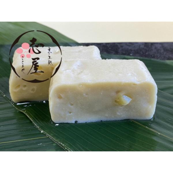 甘い甘露煮の栗のダイスカットを、まんべんなく生麩の生地にふんだんに練り込み、程良い「甘さ」と「風味」豊かな秋の新商品です 。【商品詳細】内容量：1本　サイズ：長―約２０cm・幅―約４cm・高−約２cm・重−約２３０g原材料名：小麦たんぱく・...