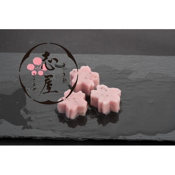 桜の葉を練り込み、桜の風味に仕上げています。【商品詳細】内容量：1本　サイズ：長―約18ｃｍ幅―約2ｃｍ高−約2ｃｍ重−約75ｇ原材料名：小麦グルテン・もち粉・桜葉・赤色3号・赤色106号賞味期限：冷凍の状態 約１年　　　　　解凍後約3日保...