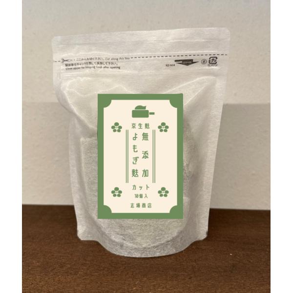 カット済みなので解凍後すぐにお召し上がりいただけます着色料を使用せず、こだわった上質の生地に天然の「よもぎ」を練り込んだ「味」良し「香り」良し、生麩の定番商品である「よもぎ麩」。【商品詳細】内容量：10個原材料名：小麦グルテン・もち粉・よも...