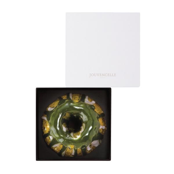 京都宇治の香り高い抹茶を贅沢に使った生地に風味豊かな黒豆を忍ばせ、しっとりと焼き上げたクグロフです。京ならではの味わいがもたらすひとときの口福をお楽しみください。### 2021年10月より箱のカラーが白に変わりました ###### 気温の...