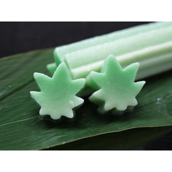 季節の草花をかたちどった生麸で、かえでの葉を形どっています。四季折々の種類がありますが、オールシーズンの彩として初夏をイメージしています。鍋物やお吸い物、煮物、蒸し物と幅広い使い道があります。■名　称　　かえで麸■用　途　　鍋物やお吸い物、...