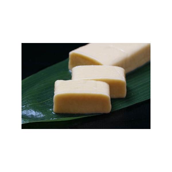 京都の代表的な生麸で、かぼちゃを混ぜ込んでいます。 鍋物やお吸い物、田楽味噌をぬって焼いても美味しく召し上がれます。薄く切ってスイーツ・デザートにしても面白みがあります。■名　称　　かぼちゃ麩 ■用　途　　煮物・鍋物・焼き物・スイーツ・デザ...