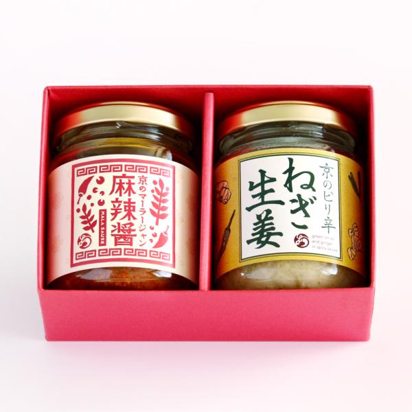 おちゃのこさいさい詳細情報サイズ縦8.5ｃｍ×横12.5ｃｍ×高さ6ｃｍ原材料名・京の麻辣醤玉ねぎ、生姜、菜種油、コチジャン、醤油、ごま油、カシューナッツ、にんにく、唐辛子、砂糖、干し鱈、食塩、魚醤、花椒、山椒、ゴマ、八角、シナモン／調味料...