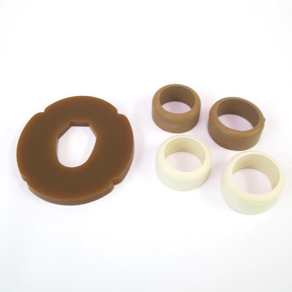 【鍔】ハイゼックス製の木刀用鍔です。ハイゼックスとはプラスティック製に亜鉛などをたす事によって素材自体を柔かくし非常に削りやすくなっている素材です。また赤樫や白樫であればそのまま入れて頂くと鍔穴も少し広がってはまりますので削る必要がないです...